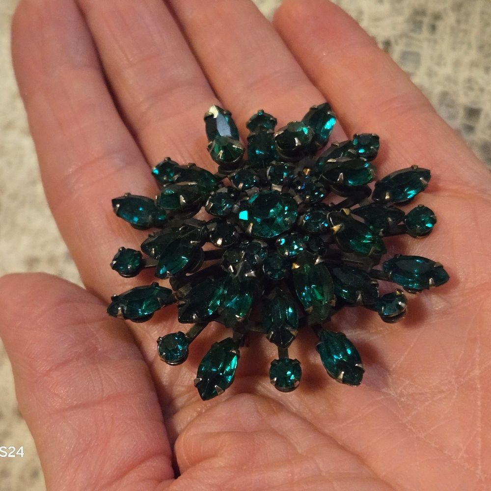 Emerald green Vintage Brooch ESTATE SALE FIND